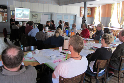 Workshop mit vielen Teilnehmenden an Tischen